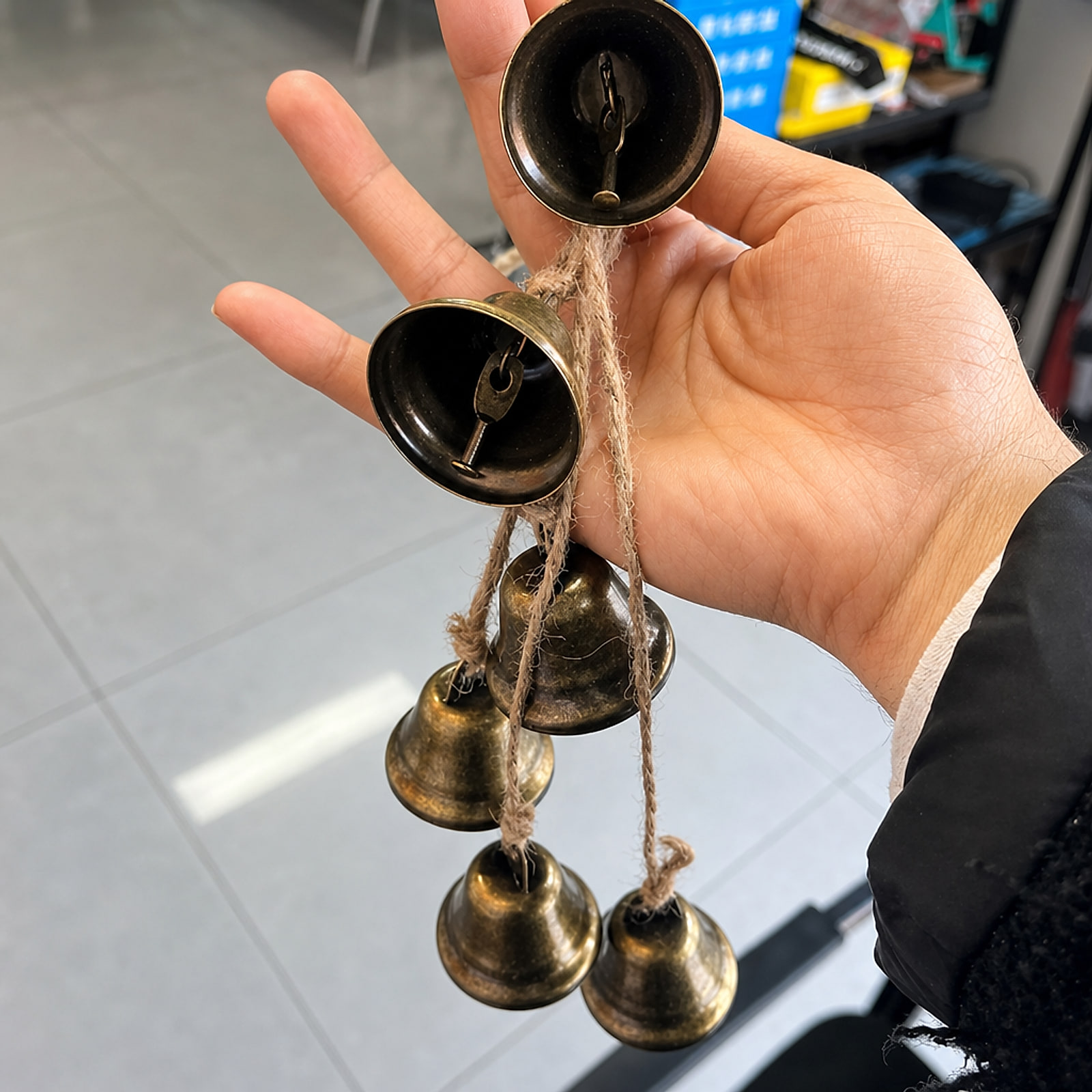 תקריב פנים הפעמונים והקולב של קישוט התלייה